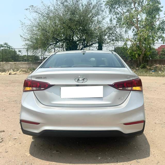 https://images10.gaadi.com/usedcar_image/4551110/original/processed_28bc2fee95eb2cf268b81b9b6e001acd.jpeg?imwidth=6401