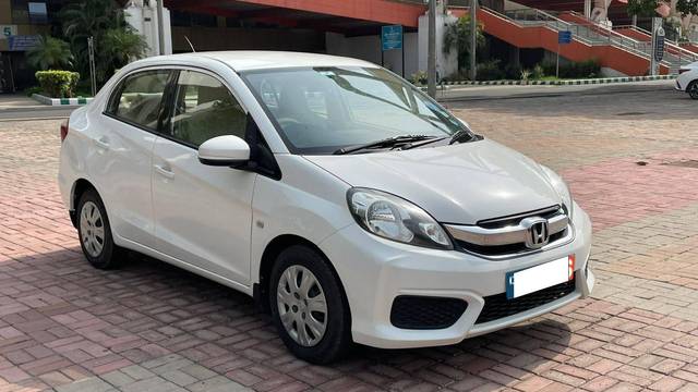 https://images10.gaadi.com/usedcar_image/4551112/original/processed_4a69b1e585d695f8da85b26f1d03a39e.jpg?imwidth=6400