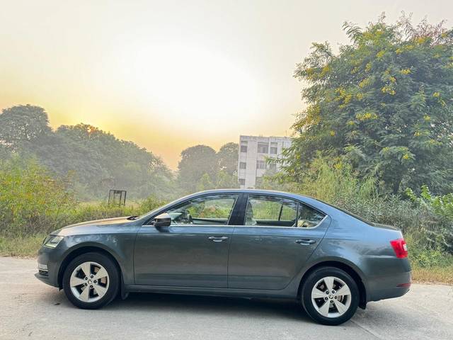 https://images10.gaadi.com/usedcar_image/4551122/original/c6ec1666d32cd18e19cd2a8b9b1c8761.jpeg?imwidth=6402