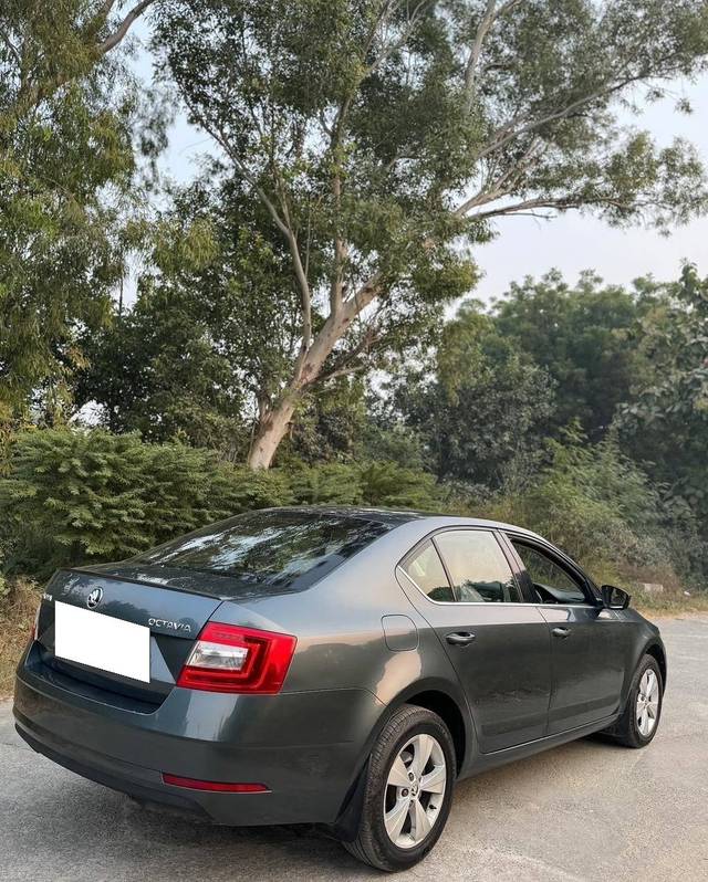 https://images10.gaadi.com/usedcar_image/4551122/original/processed_776f69baee86a39bd7c4cae81884ef92.jpeg?imwidth=6401