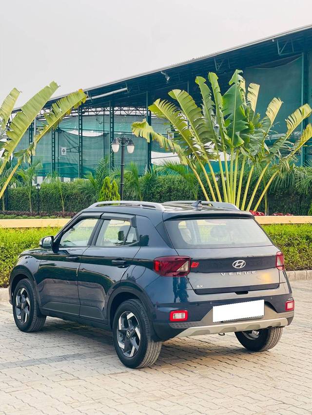 https://images10.gaadi.com/usedcar_image/4551182/original/processed_0f8fcfc98404fc4d711774e68854a75c.jpg?imwidth=6402