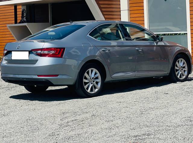 https://images10.gaadi.com/usedcar_image/4551227/original/processed_1554f6a7cb68892301bec69b4bf2f8f0.jpg?imwidth=6401