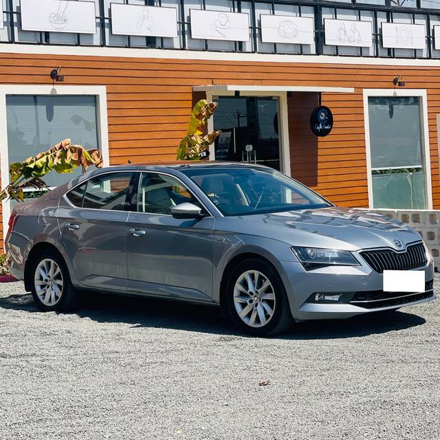 https://images10.gaadi.com/usedcar_image/4551227/original/processed_ee0bb2c6d2cd6438d19edb0c77b7cb6d.jpg?imwidth=6400