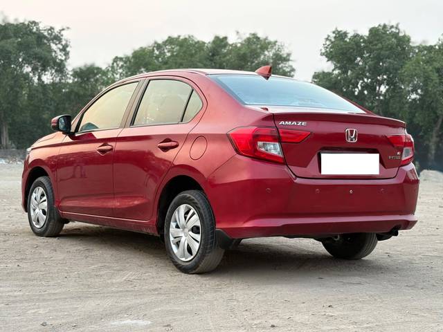 https://images10.gaadi.com/usedcar_image/4551252/original/processed_f8b409ca5e1d0065bbf2ca1c8655f63e.jpg?imwidth=6402