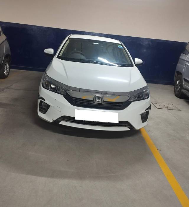https://images10.gaadi.com/usedcar_image/4551271/original/processed_d9c08332e80b990fcc4af25ccb06fa88.jpg?imwidth=6402