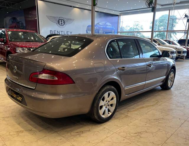 https://images10.gaadi.com/usedcar_image/4551346/original/processed_a1bcc754a92eff84470940c888fb9fc7.jpg?imwidth=6401