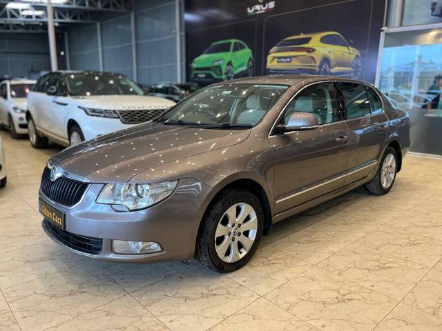 https://images10.gaadi.com/usedcar_image/4551346/original/processed_fb1f5df45f559ec26747d065decbe026.jpg?imwidth=6402