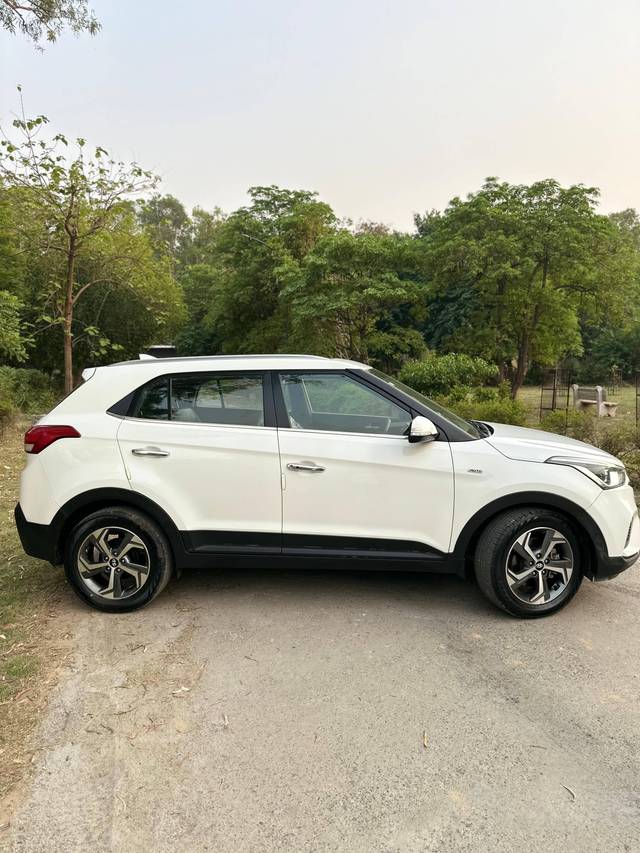 https://images10.gaadi.com/usedcar_image/4551378/original/processed_1ea8604b4736a2eb8e64944b073b3f5c.jpg?imwidth=6401