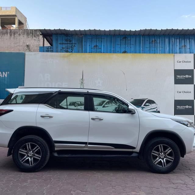 https://images10.gaadi.com/usedcar_image/4551423/original/processed_0bc25780b92b6c3f64b1125a862d0127.jpg?imwidth=6401