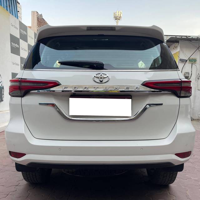https://images10.gaadi.com/usedcar_image/4551423/original/processed_a9b4946ccb35b029702615e9a46b1303.jpg?imwidth=6402