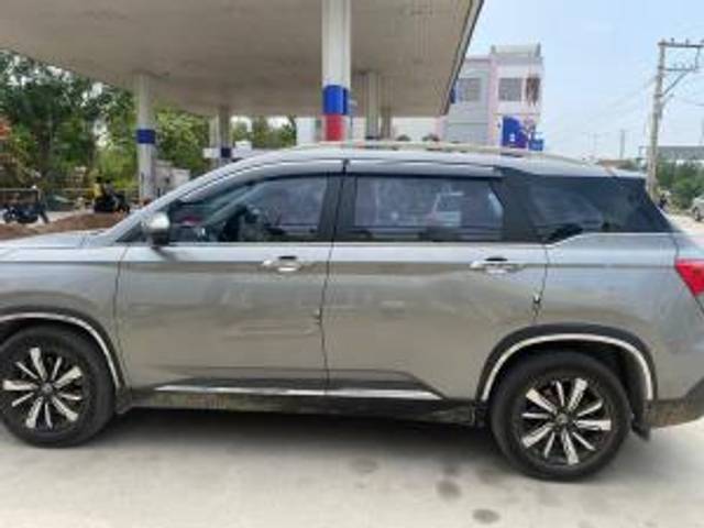 https://images10.gaadi.com/usedcar_image/4551437/original/e992fb5ead48e8d2f2d52bc05423f56d.jpg?imwidth=6402