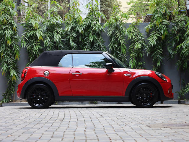 https://images10.gaadi.com/usedcar_image/4551483/original/ee5c6ebbac126acbaffea16b82ab2331.jpg?imwidth=6401