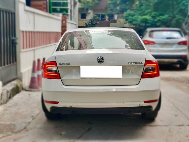 https://images10.gaadi.com/usedcar_image/4551538/original/processed_a22c637e-c3f0-4538-8f67-a9724c135191.jpg?imwidth=6401