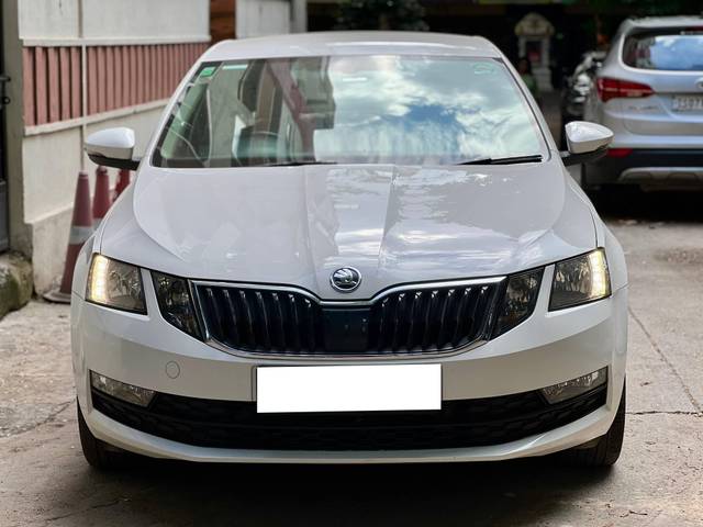 https://images10.gaadi.com/usedcar_image/4551538/original/processed_bd9537f7-6074-4635-89ab-68eac149d7fd.jpg?imwidth=6400
