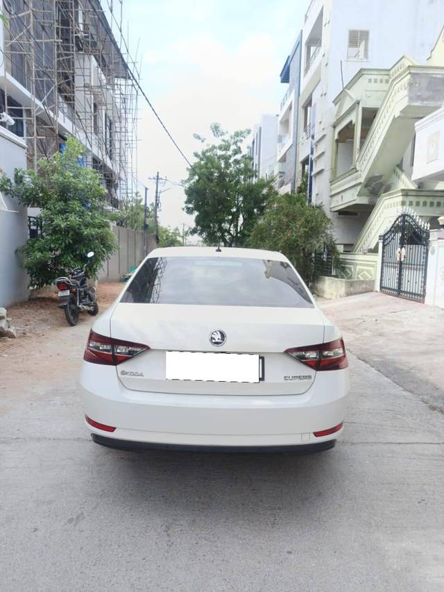 https://images10.gaadi.com/usedcar_image/4551548/original/processed_f4753e506dd031c0385b05c61f7fe372.jpg?imwidth=6402
