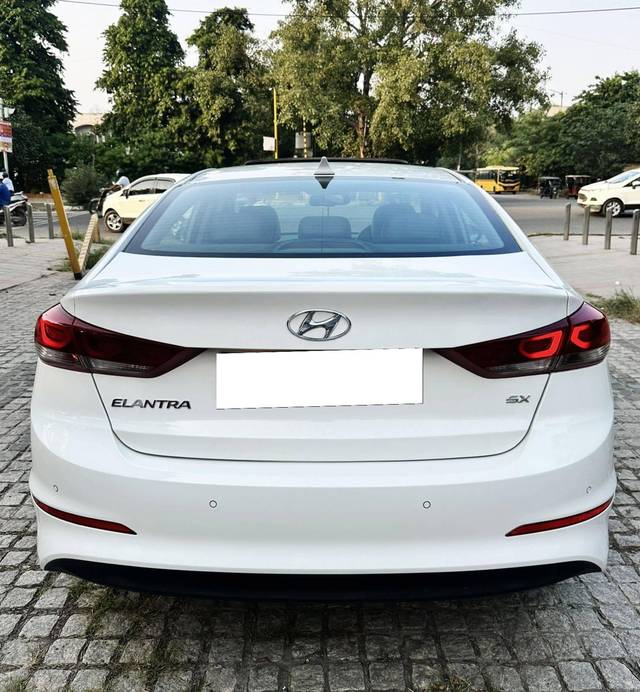 https://images10.gaadi.com/usedcar_image/4551561/original/processed_4df7fc898d61ac0a66c771c2e57490ae.jpg?imwidth=6402