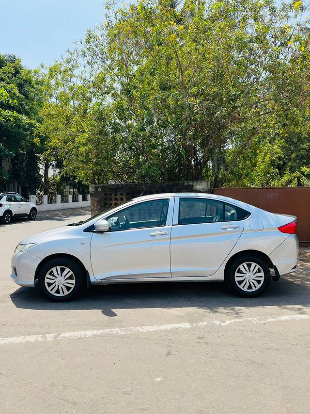 https://images10.gaadi.com/usedcar_image/4551583/original/3eb295d41a3374a9e9261288c465eb2e.jpeg?imwidth=6401