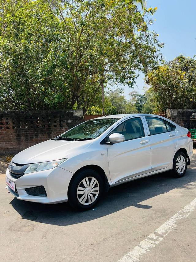 https://images10.gaadi.com/usedcar_image/4551583/original/processed_4ca88ff052402b6e45a3264fdee9469c.jpeg?imwidth=6400
