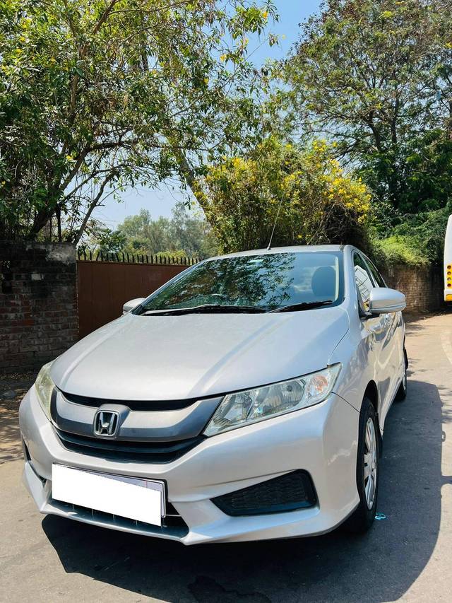 https://images10.gaadi.com/usedcar_image/4551583/original/processed_5fabe404c6bea41c9a69d87ead090a84.jpeg?imwidth=6402