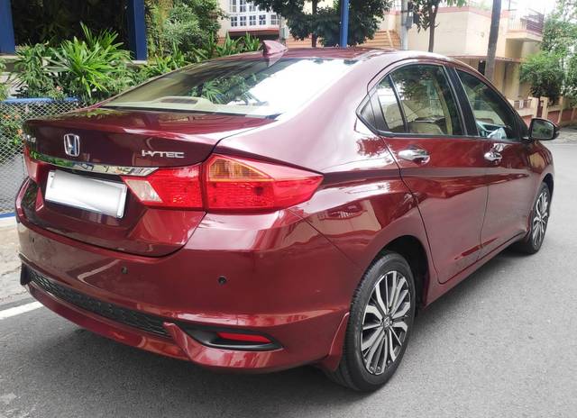 https://images10.gaadi.com/usedcar_image/4551647/original/processed_fe0c545391e8649d5ec48f81536d2a9c.jpg?imwidth=6402