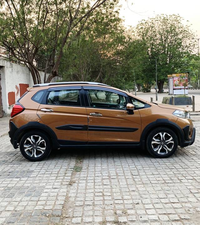 https://images10.gaadi.com/usedcar_image/4551667/original/f89ae76296eeacba0b3534e00ce92d4f.jpg?imwidth=6400