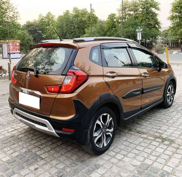 https://images10.gaadi.com/usedcar_image/4551667/original/processed_2eb53bf92d37d9e0eb7763adebadf225.jpg?imwidth=6402