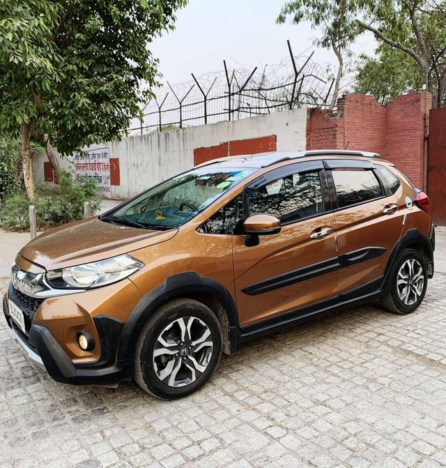 https://images10.gaadi.com/usedcar_image/4551667/original/processed_abed7f3974bdd0c54a98cc46e10a8043.jpg?imwidth=6401