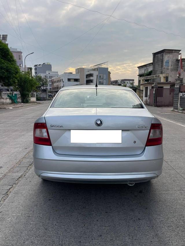 https://images10.gaadi.com/usedcar_image/4551672/original/processed_a1a250c631094ac88a067c2d120b2f7c.jpg?imwidth=6401