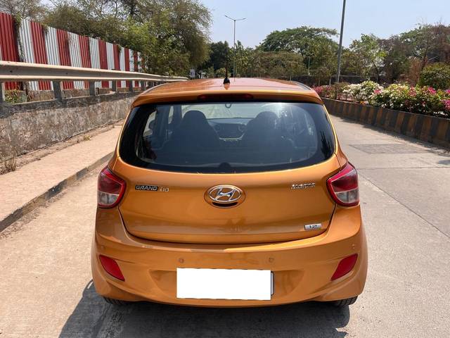 https://images10.gaadi.com/usedcar_image/4551702/original/processed_f997b65ce932b9f37e277bb3ea152318.jpg?imwidth=6402
