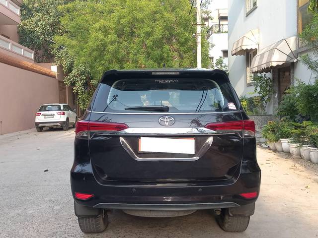https://images10.gaadi.com/usedcar_image/4551723/original/processed_76a60ea53a12c50b2dd84e8cc3ed16b4.jpg?imwidth=6402