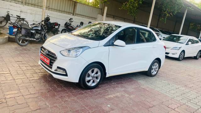https://images10.gaadi.com/usedcar_image/4551733/original/processed_7a8fc853-2e83-4a98-bda8-eb755acb5d8f.jpg?imwidth=6402