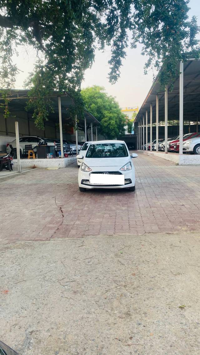 https://images10.gaadi.com/usedcar_image/4551733/original/processed_cc208645-89c5-4650-94e3-16b51047abce.jpg?imwidth=6400