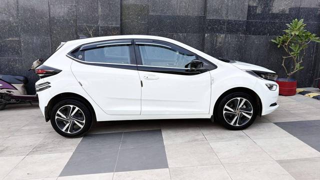 https://images10.gaadi.com/usedcar_image/4551747/original/processed_59c878d2187758445acc0e74134548c3.jpg?imwidth=6401