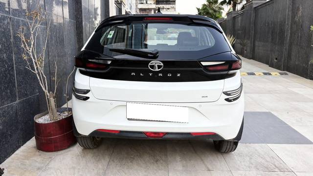 https://images10.gaadi.com/usedcar_image/4551747/original/processed_ff407054faccfd88e2ce34bbbc125e77.jpg?imwidth=6402
