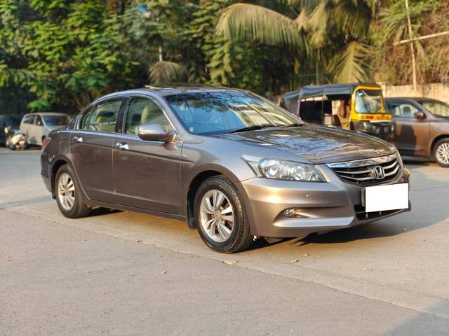 https://images10.gaadi.com/usedcar_image/4551807/original/processed_156cd1bdcba5817a93b14967e4bde228.jpg?imwidth=6400