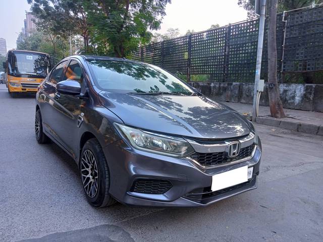 https://images10.gaadi.com/usedcar_image/4551819/original/processed_a9465d473394cd7d448ccd1f21998ad5.jpg?imwidth=6400