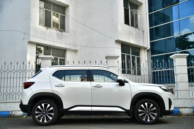 https://images10.gaadi.com/usedcar_image/4551841/original/eb7fe91c9edba9eb30343a06b6bc7d64.jpg?imwidth=6401