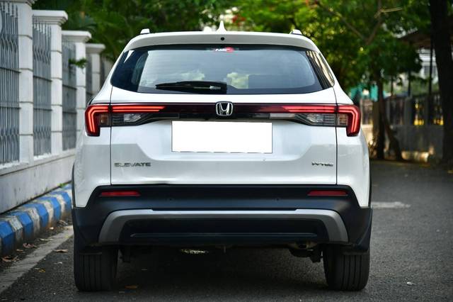 https://images10.gaadi.com/usedcar_image/4551841/original/processed_37daac19e2f1a95548d1b6c57ffa8ccd.jpg?imwidth=6402