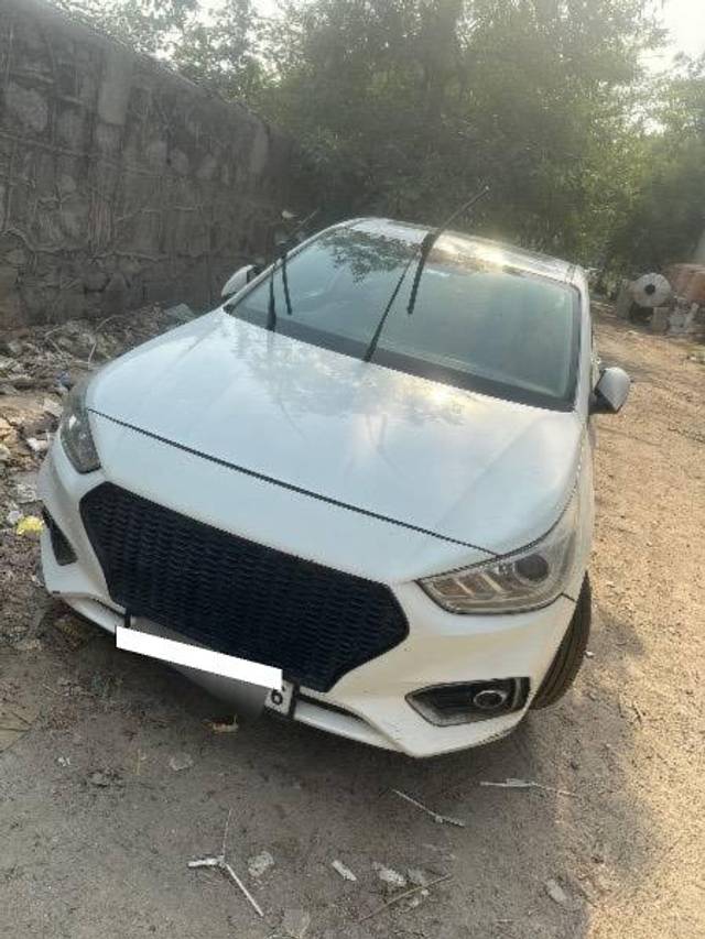 https://images10.gaadi.com/usedcar_image/4551843/original/processed_434f41c9-e045-4fea-9d9d-d301849560b8.jpeg?imwidth=6401