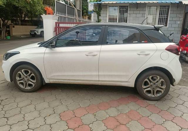 https://images10.gaadi.com/usedcar_image/4551868/original/processed_654e32ca9d1edb90f7e6016f33389b43.jpeg?imwidth=6402