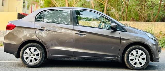 https://images10.gaadi.com/usedcar_image/4551946/original/70221333d41a4aa765a4952fbc31747c.jpg?imwidth=6401