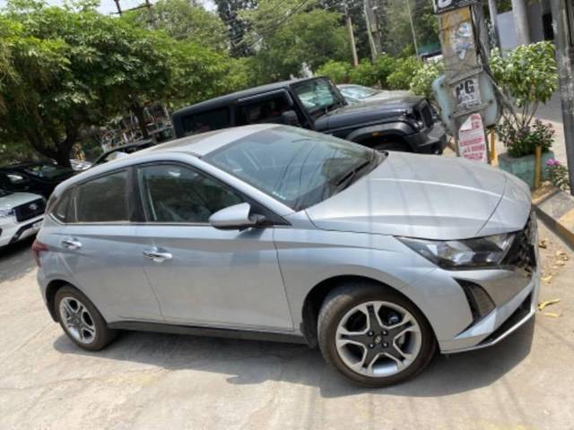 https://images10.gaadi.com/usedcar_image/4552435/original/processed_e1a8bfb7-dd5d-4ec3-9b26-9acb8015fae9.jpeg?imwidth=6400