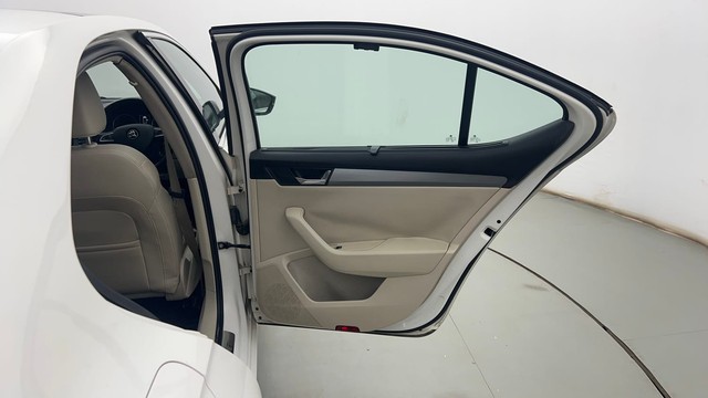 Second-hand 2017 Skoda Superb Style 2.0 TDI AT for sale in Kolkata-23