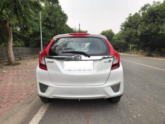 https://images10.gaadi.com/usedcar_image/4552678/original/processed_1324eea4b2f36893678adb612355cf9a.jpg?imwidth=6402