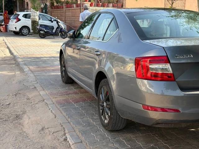 https://images10.gaadi.com/usedcar_image/4552710/original/processed_cde99535-7ede-4e05-bbfa-a6426dad4235.jpeg?imwidth=6402