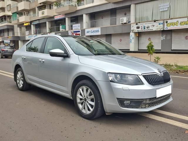 https://images10.gaadi.com/usedcar_image/4552804/original/processed_de880c2a6ea106c29495447a63e25a9a.jpg?imwidth=6401