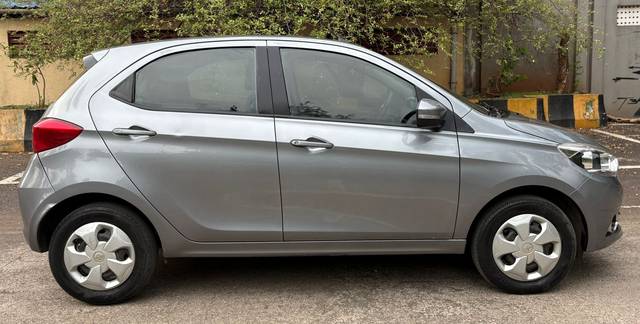 https://images10.gaadi.com/usedcar_image/4552847/original/3375dc3175bdedfb7ebcf9c17b2fd627.jpg?imwidth=6401