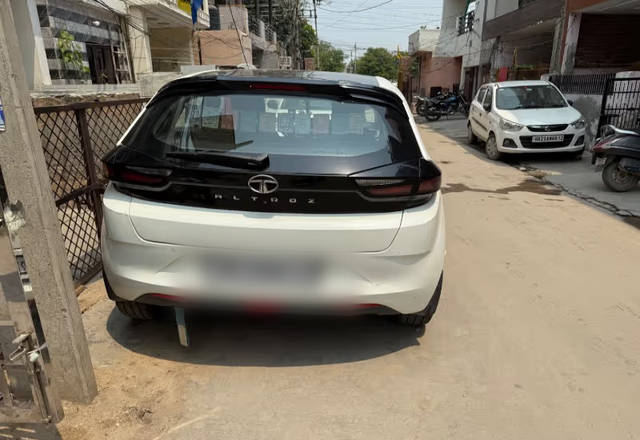 https://images10.gaadi.com/usedcar_image/4552871/original/39bfb5cc-03f6-4eac-bca6-d2e966fea3f1.?imwidth=6402