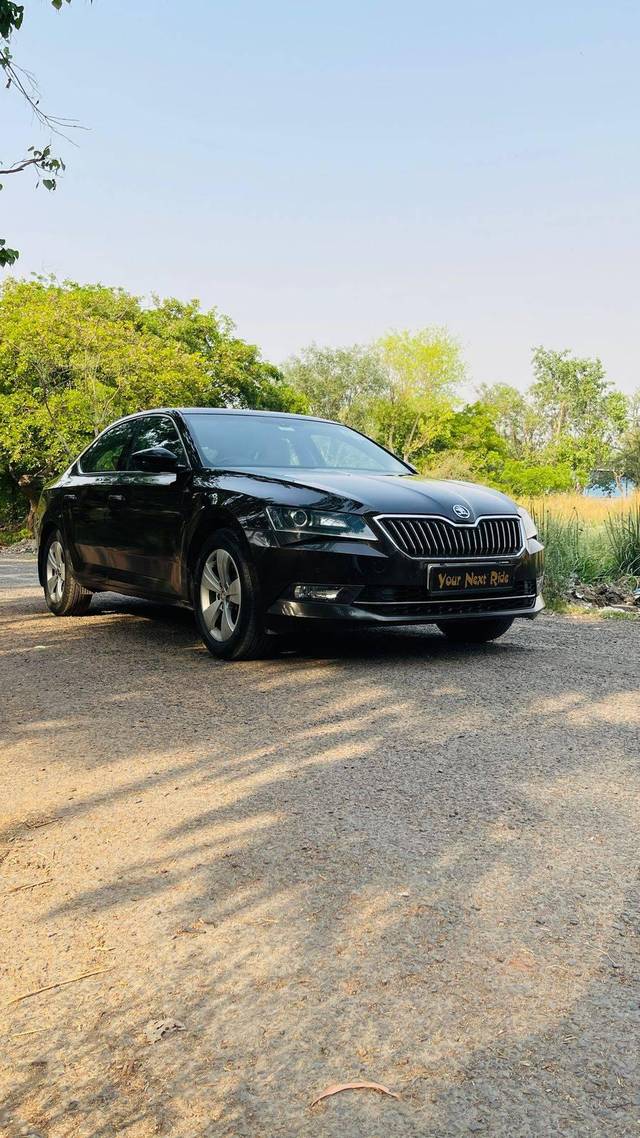 https://images10.gaadi.com/usedcar_image/4552926/original/processed_77298f1b2b746e5c7428a257039de00c.jpg?imwidth=6400