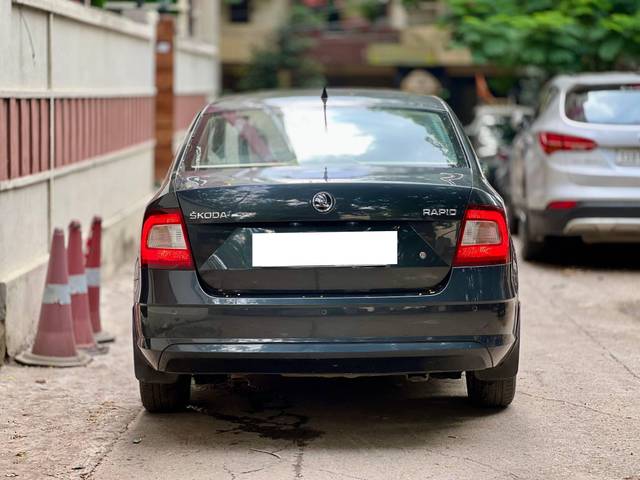 https://images10.gaadi.com/usedcar_image/4552932/original/processed_0b3a5884-acb8-44f1-8e6f-efe5cebfb443.jpg?imwidth=6402